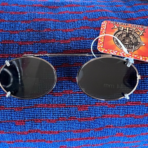 SOLD    Aztec clip on sunglasses polarized lenses 44 mm new w tag - Picture 1 of 5